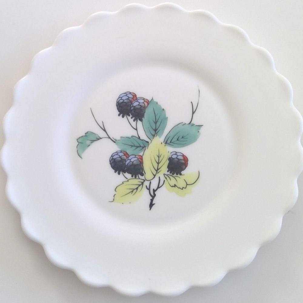 S/4 Vintage Scalloped Edge Handpainted Blackberry Milk Glass Salad Plates